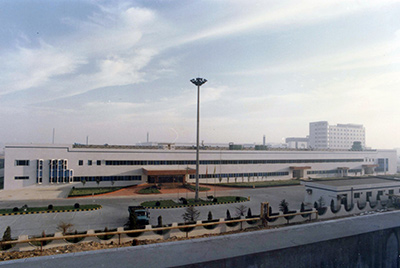 1995年5月30日，山推與日本小松株式會社合資成立小松山推工程機械有限公司