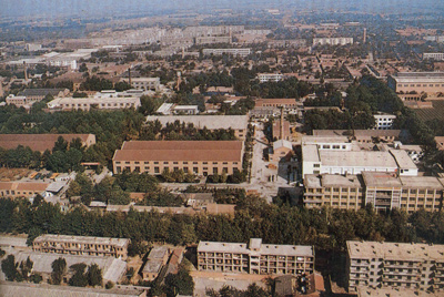 推土機總廠本部廠區(qū)。山東推土機總廠建立時，固定資產(chǎn)原值為2569萬元，占地面積為517538平方米，建筑面積為170861平方米。