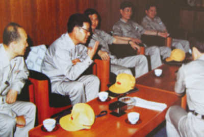 為了學習外國先進技術和管理方法，前往引進技術與設備的國家進行實地考察。薛仲光廠長在日本。