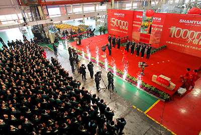 推土機事業(yè)部總裝工廠隆重舉行推土機第50000臺下線慶典儀式。這一激動人心的歷史時刻標志著50000臺不僅僅是一個數(shù)量的積累，更是山推管理水平、生產(chǎn)規(guī)模、制造技術、研發(fā)能力、銷售能力等綜合能力的體現(xiàn)，標志著山推推土機產(chǎn)業(yè)整體實力進一步增強，是從量變到質(zhì)變的飛躍。