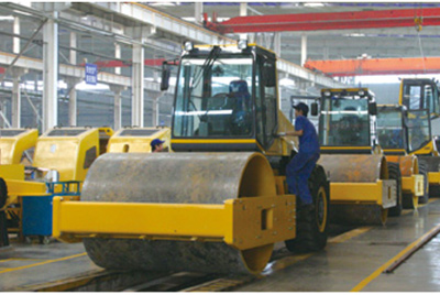2002年2月，由履帶廠開發(fā)研制的YZ18液壓振動壓路機，順利下線。