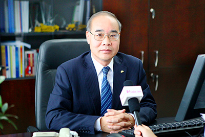 張秀文董事長在接受中國山東網(wǎng)專題采訪時，就公司踐行“厚道魯商”倡樹行動進行回答，介紹了山推把“仁義、誠信、厚道”的文化精髓融入到生產(chǎn)經(jīng)營的全過程的典型做法和“誠敬做產(chǎn)品，誠信做企業(yè)”的經(jīng)營理念，在工程機械行業(yè)樹立起了“厚德堅韌”的山東國企形象