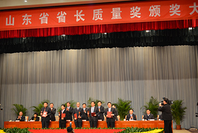 1月11日，山東省第三屆省長質(zhì)量獎表彰大會在山東省政府禮堂召開。
