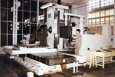 BPN-13B(R4)數(shù)控臥式加工中心。廠房擴建加大，設備填平補齊，增加精、大、稀設備，新上生產(chǎn)線，提高企業(yè)裝備素質(zhì)，使山推廠成為名副其實的大馬力推土機生產(chǎn)廠。