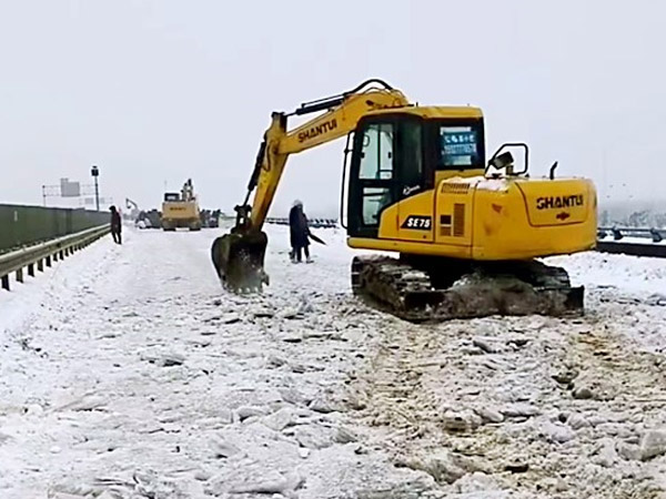 除雪保暢，山推鐵肩道義勇?lián)厝危? /> 
            <div   id=